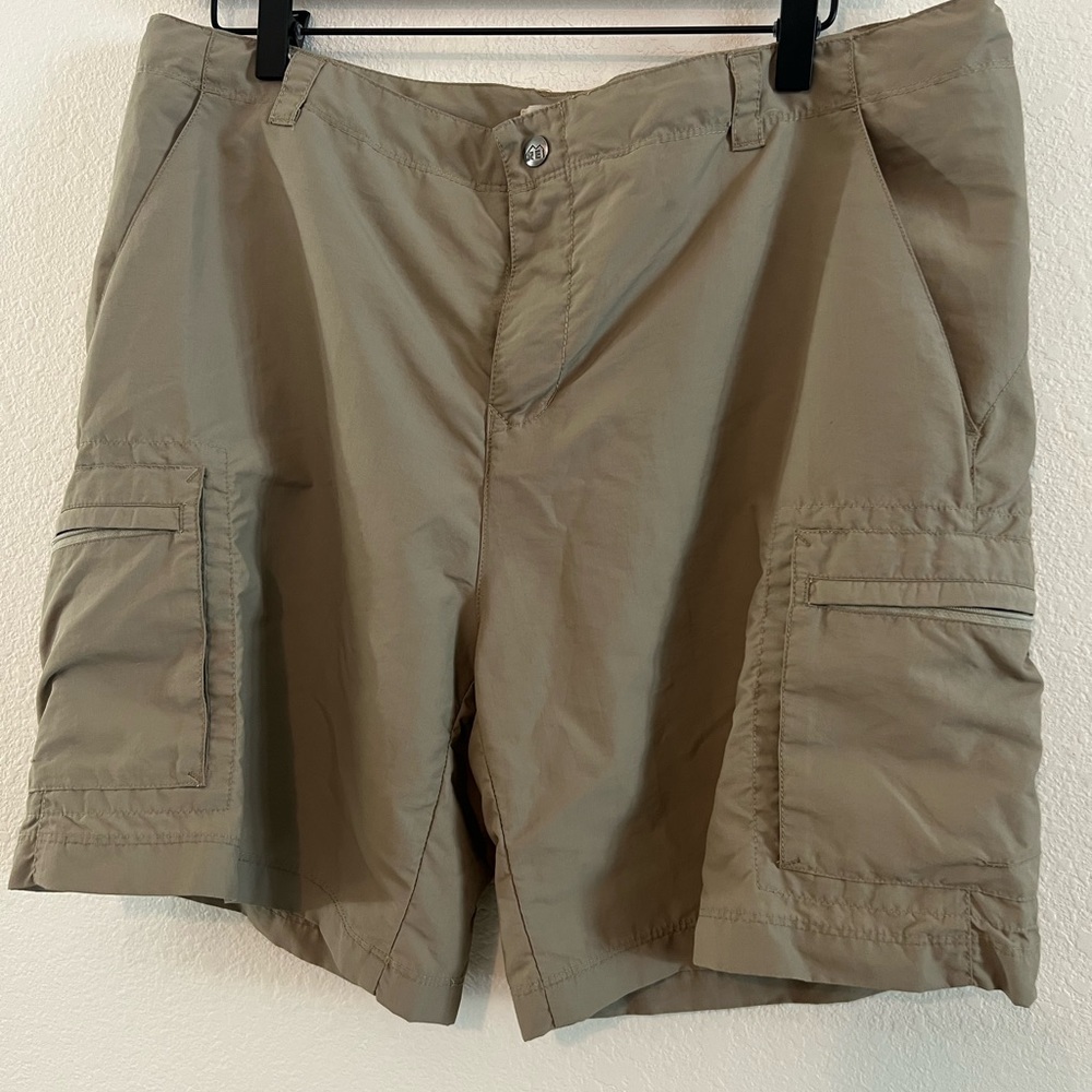 REI Khaki Cargo Shorts Womens Size 14 Hiking Active Walking Outdoors UPF 50+